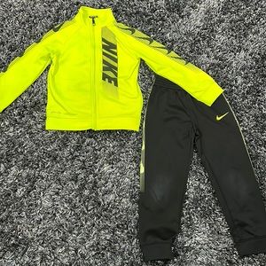 Kids Nike Dri Fit Tracksuit sz 6/M